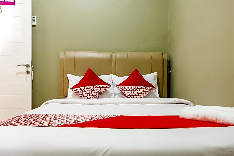 Vaccinated Staff - OYO 3046 Homestay Syariah Imah