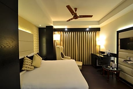 1 King Bed, Smoking Room, Superior Room, Air-Conditioned