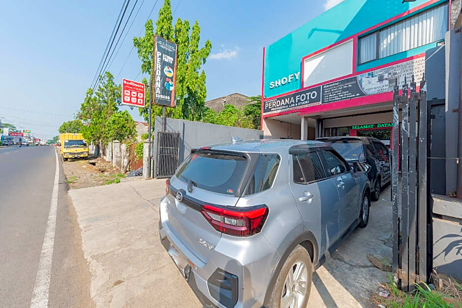 RedDoorz Syariah near Exit Toll Subang