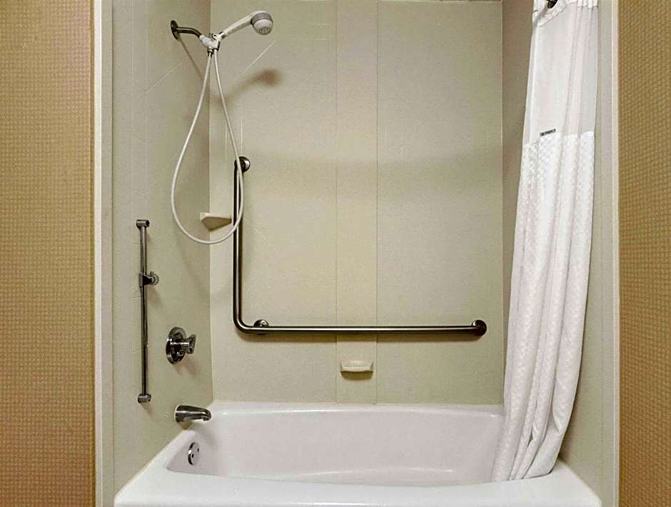 Howard Johnson by Wyndham Greensboro Near the Coliseum – Greensboro, NC