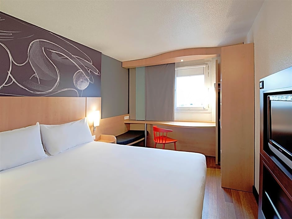 Photo 1 of 7 of Standard 1 King Bed and 1 Double Bed