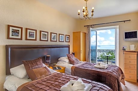Standard Twin Room with Balcony and Sea View