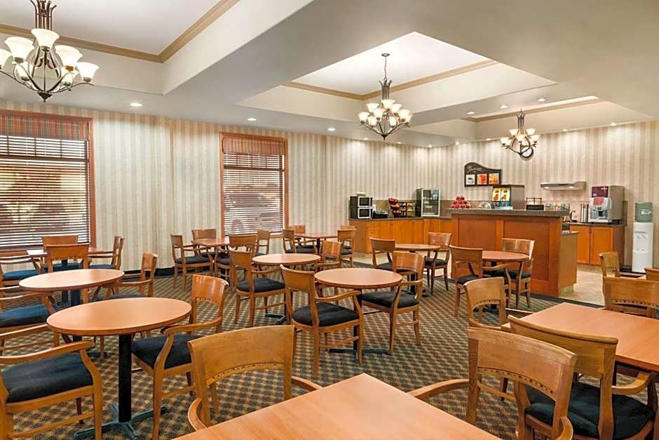 Days Inn & Suites by Wyndham Edmonton Airport