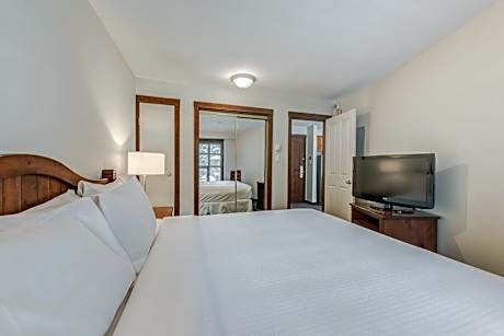 One-Bedroom Suite with Full Kitchen