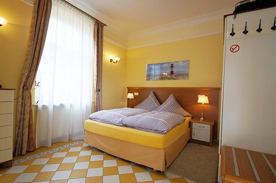 Yacht- , und Reisemobilhafen "Historisches Fährhaus" Wendenschloss