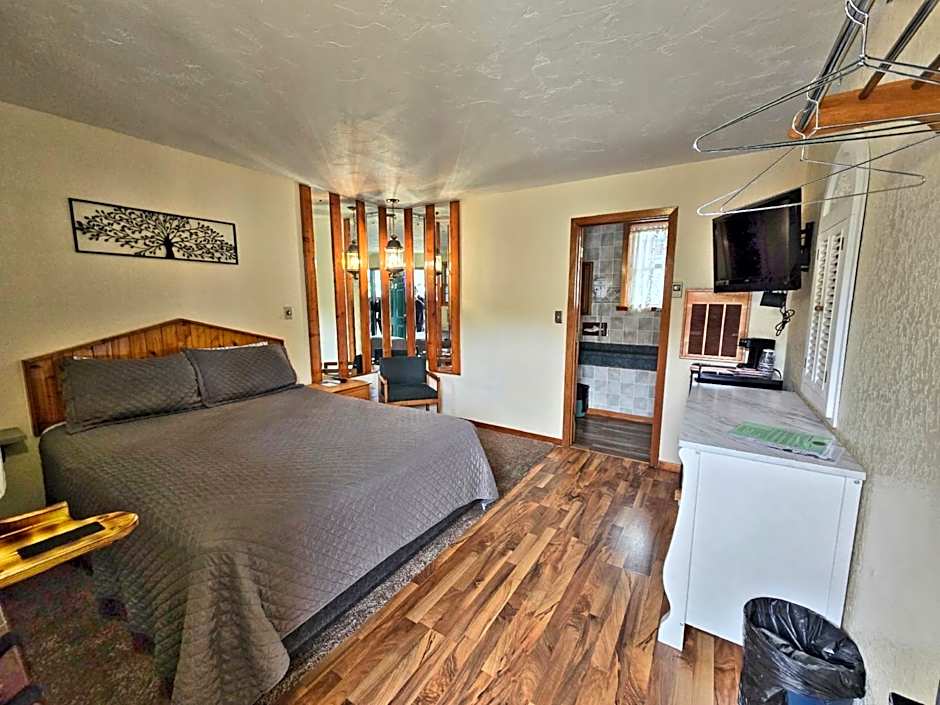 Cedar Wood Inn