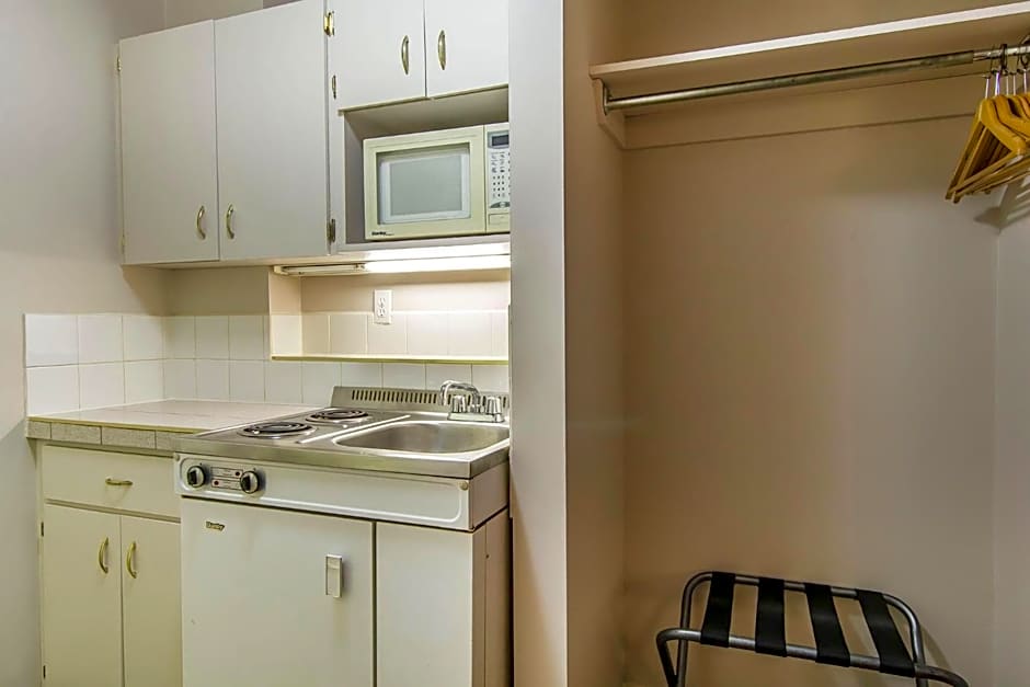 Econo Lodge And Suites