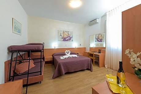Family Room (2 Adults + 2 Children)