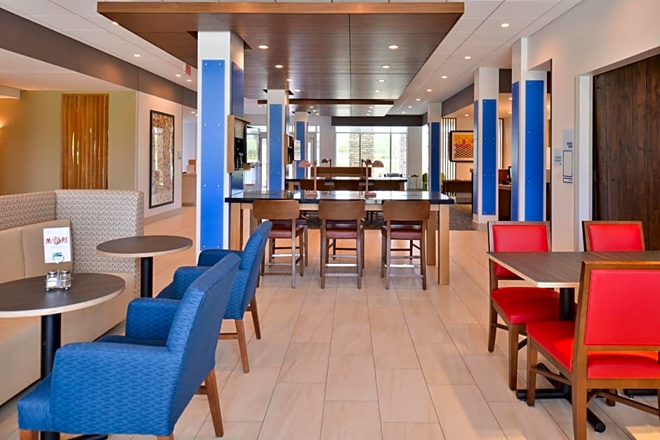 Holiday Inn Express & Suites Omaha Airport, an IHG Hotel