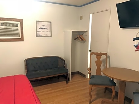 Deluxe Queen Room with Kitchenette