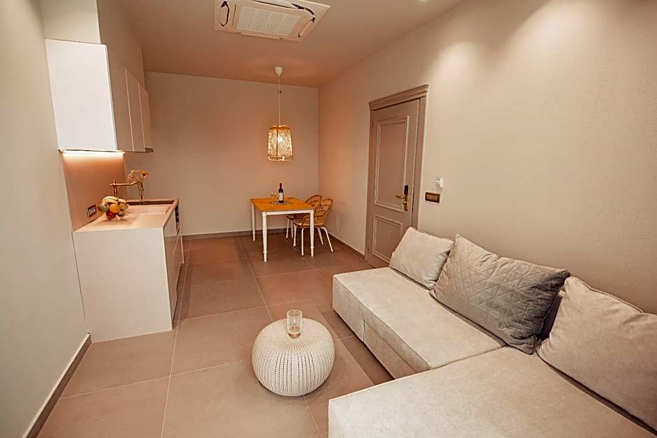 IO Luxury Pool & Hot Tub Suites