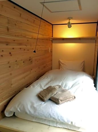 Single Bed in Mixed Dormitory Room