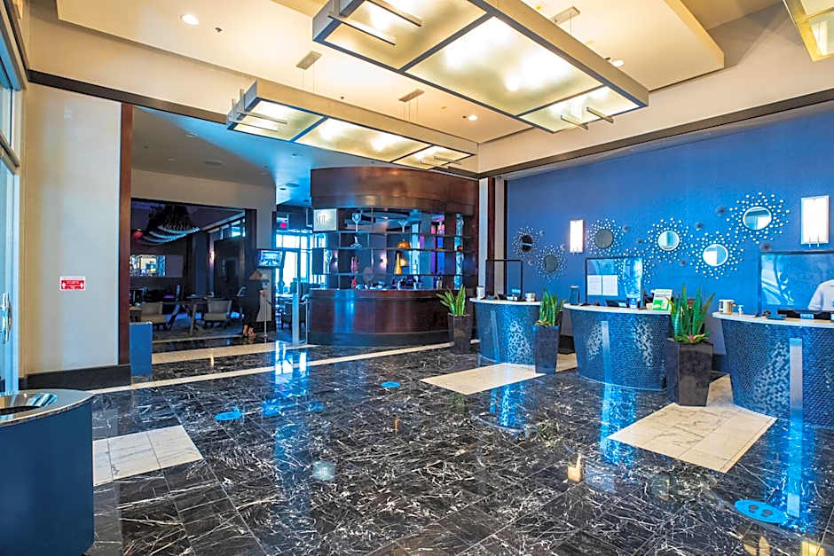 2100 SqFt Penthouse Suite W/ Strip Views! POOL GYM