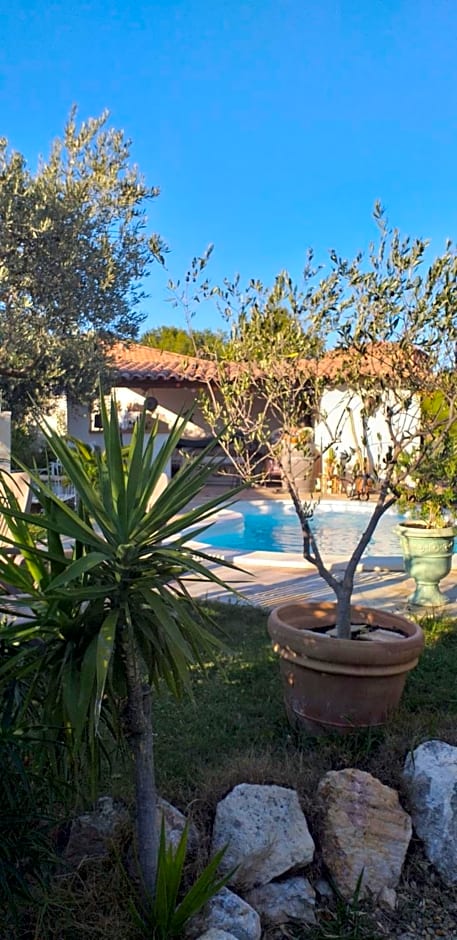 Cocon Provençal - T1 25m2 - SdB - Terrasse privée & Accès Piscine à Saint Chamas