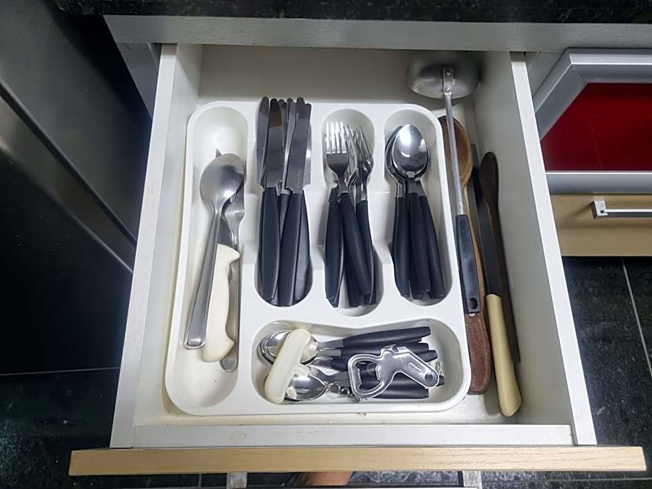 Apartamento Frente para o Mar - Varandão com Blindex - Vista Total para o Mar - 1 Suite e mais 2 Quartos-Ar Condicionado - 2 Vagas - BEIRA MAR - 70 metros da Praia ,TVS SMART GERAL -WI-FI -DISNEY PLUS-OUTROS- PORTARIA 24 HORAS-KIT PRAIA 4 PESSOAS