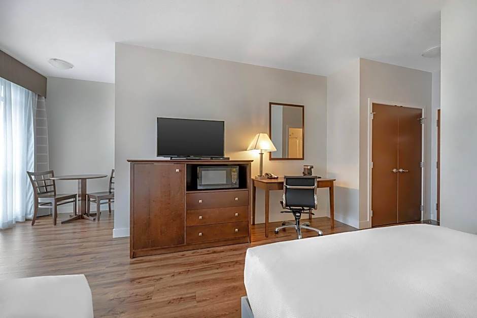 Econo Lodge Inn & Suites