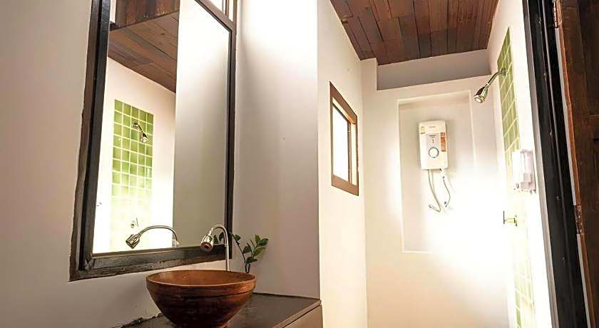 croissant hotel and cafe