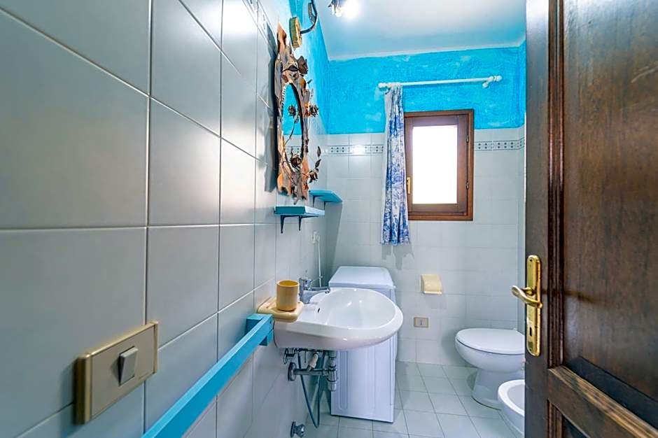 ISS Travel, Villa Fiorita - 800 m from La Cinta beach