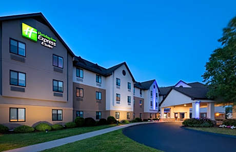 Holiday Inn Express & Suites Bradley Airport by IHG