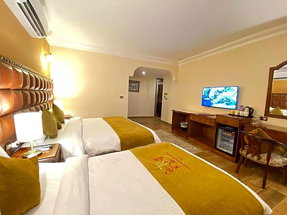 Town Season Hotel