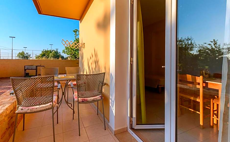 Danelis Studios & Apartments