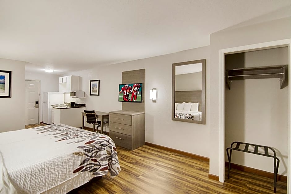Red Roof Inn & Suites Pensacola-NAS Corry