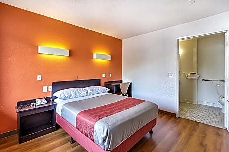 1 Queen Bed | ADA/RI Shower