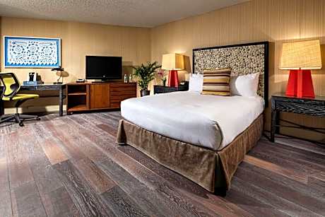 Queen Room with One Queen Bed-Hearing Accessible