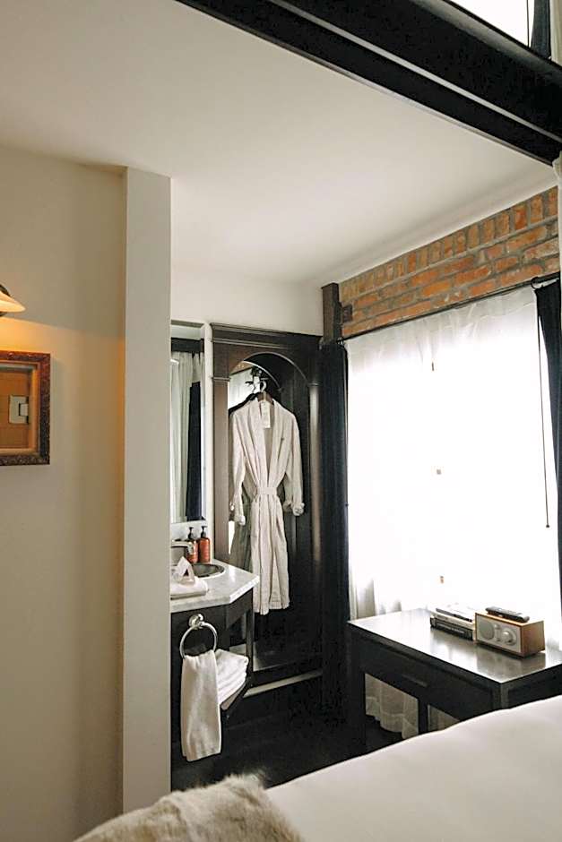 Granada Hotel & Bistro