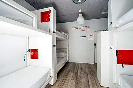 Bed in 6-Bed Mixed Dorm Shared Bathroom