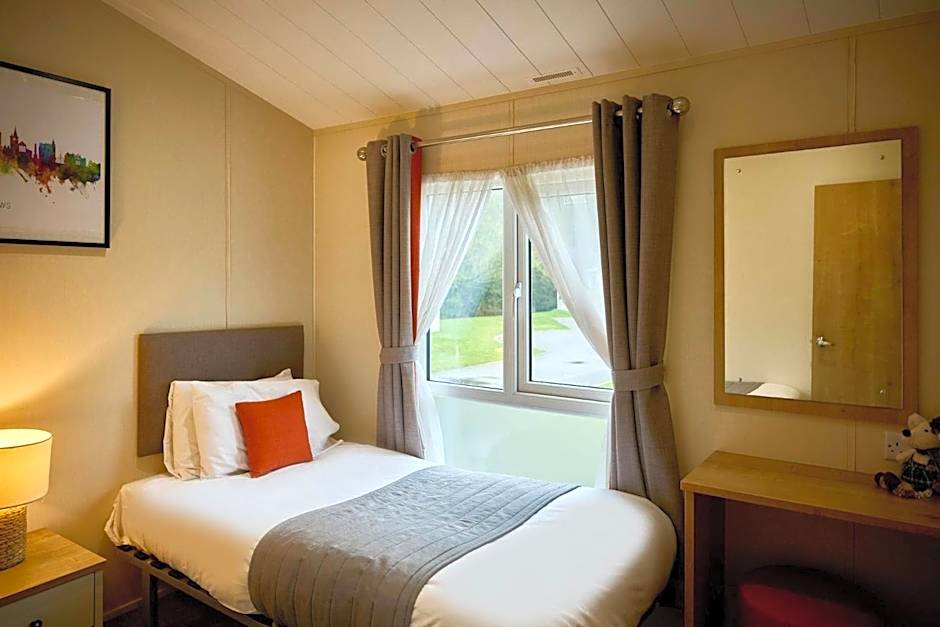 Heathery Lodge with Hot Tub