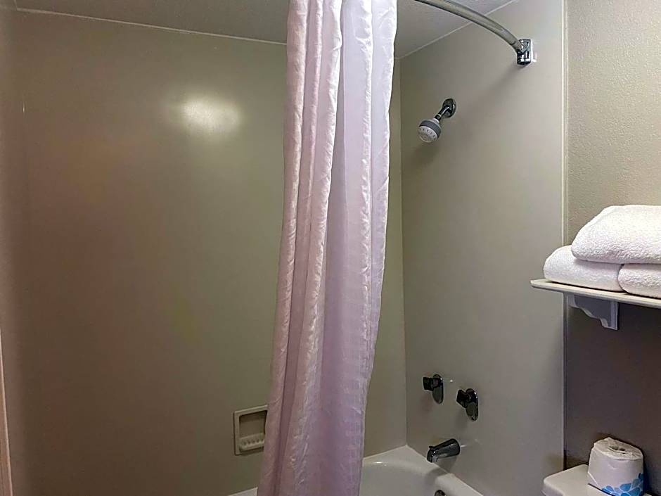 Days Inn & Suites by Wyndham Arlington Heights
