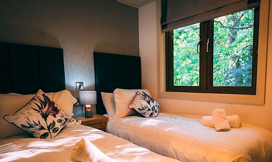 Herons Lake Retreat Hot Tub Lodges