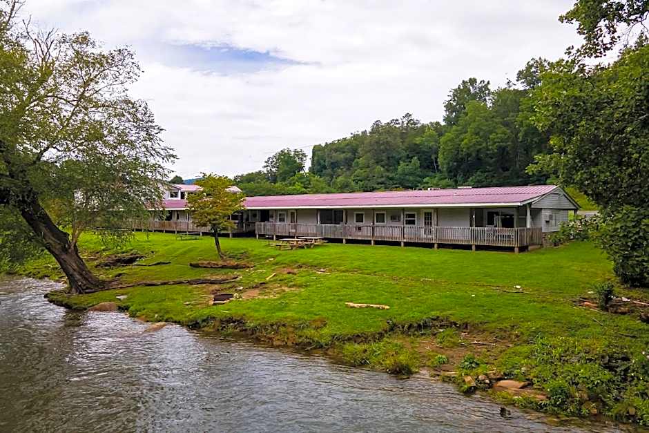 Lloyd's On The River Country Inn By OYO