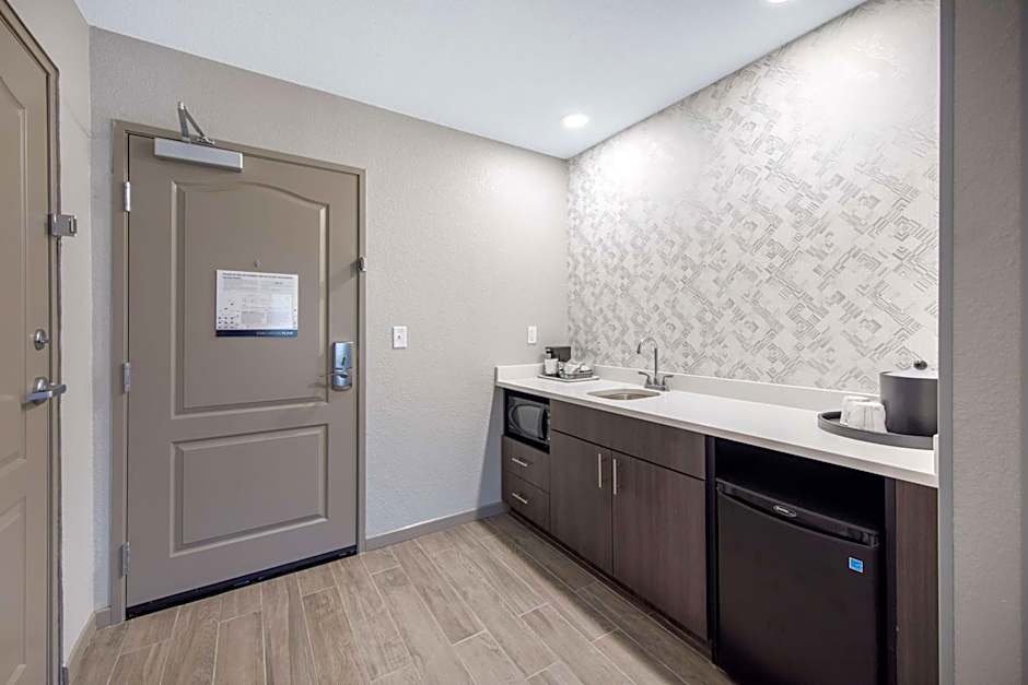 Superior Studio 1 King Bed — 6 fotoğraftan 1. fotoğraf