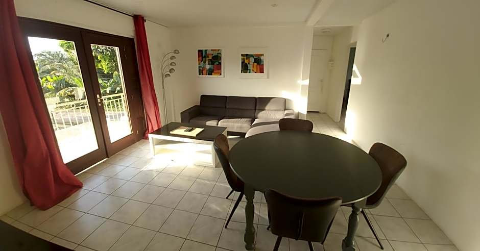 Au Petit Canal Fleuri