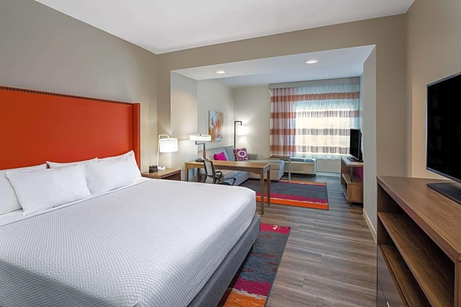 La Quinta Inn & Suites by Wyndham Greensboro Airport