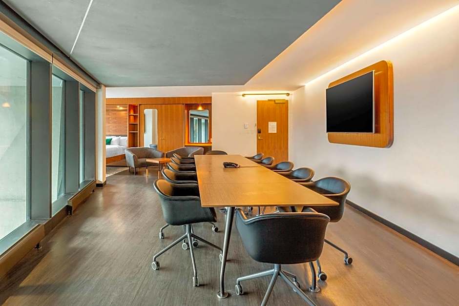 Cambria Hotel Boston Downtown-Seaport