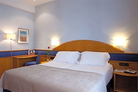 DOUBLE SINGLE USE ROOM