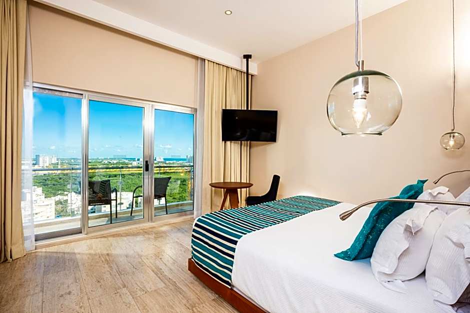 Krystal Urban Cancun-Malecon