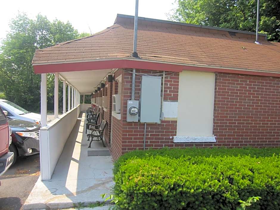 Pinecrest Motel
