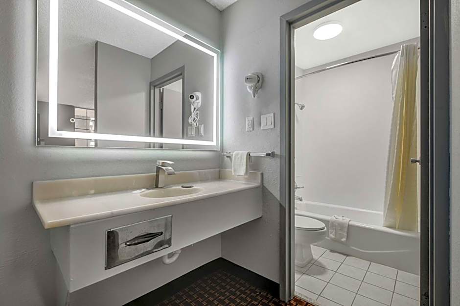 Motel 6 Chickasha, OK