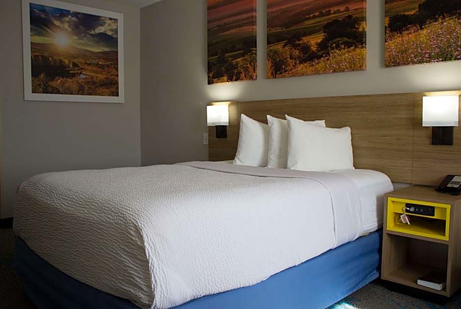 Days Inn by Wyndham Colby