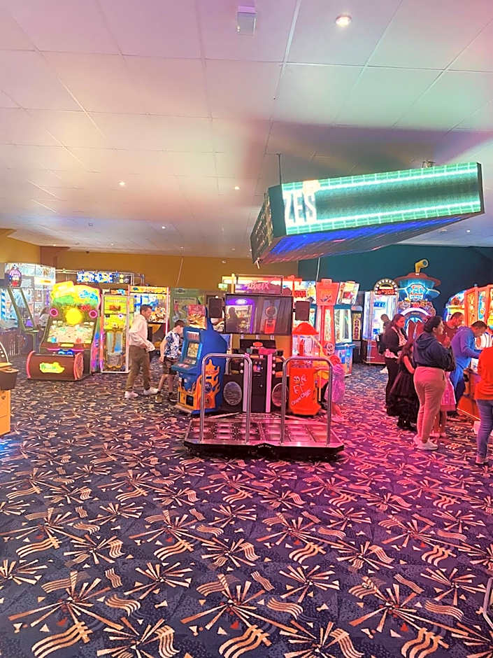 8 Bed Sun Decked Caravan Unlimited High speed Wifi and fun at Seawick Holiday Park