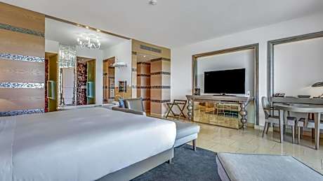 Grand Deluxe Plus King Room