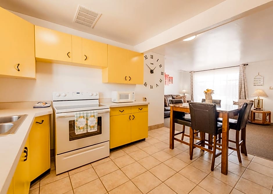 1 or 3 Bedroom Apartment with Full Kitchen