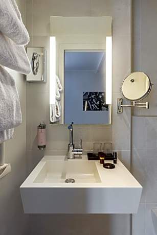 Superior Room - 1 Queen Bed