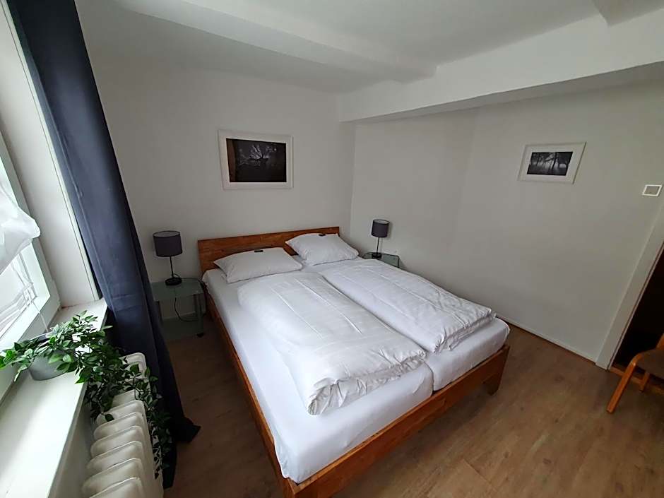Foto 1 dari 5 — Small Double Room