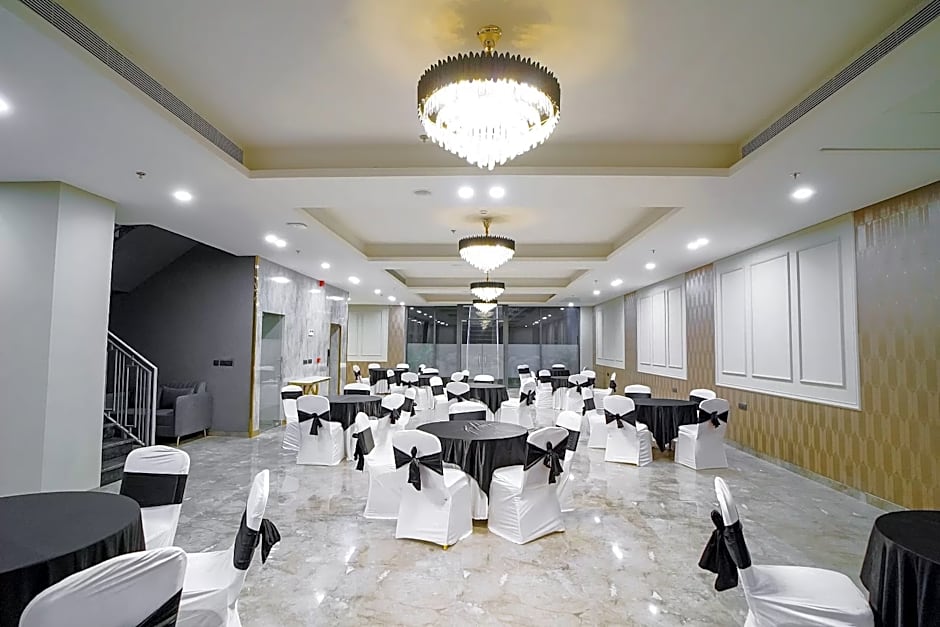 Saltstayz Select - Golf Course Road & Sector 57