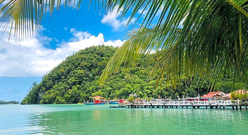 Penarak Bamboo Beach Motel